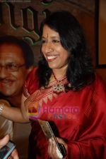Kavita Krishnamurthy at the launch of Ritu Johri_s album Bengangi in Hotel Sea Princess on 17th March 2010 (6).JPG